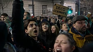 Mehrere Tausend Anhänger der serbischen Oppositionspartei skandierten vor der Wahlkommission des Landes in Belgrad: ,,Diebe".