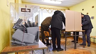 Nemzetközi megfigyelők szerint a választókat buszoztatták 