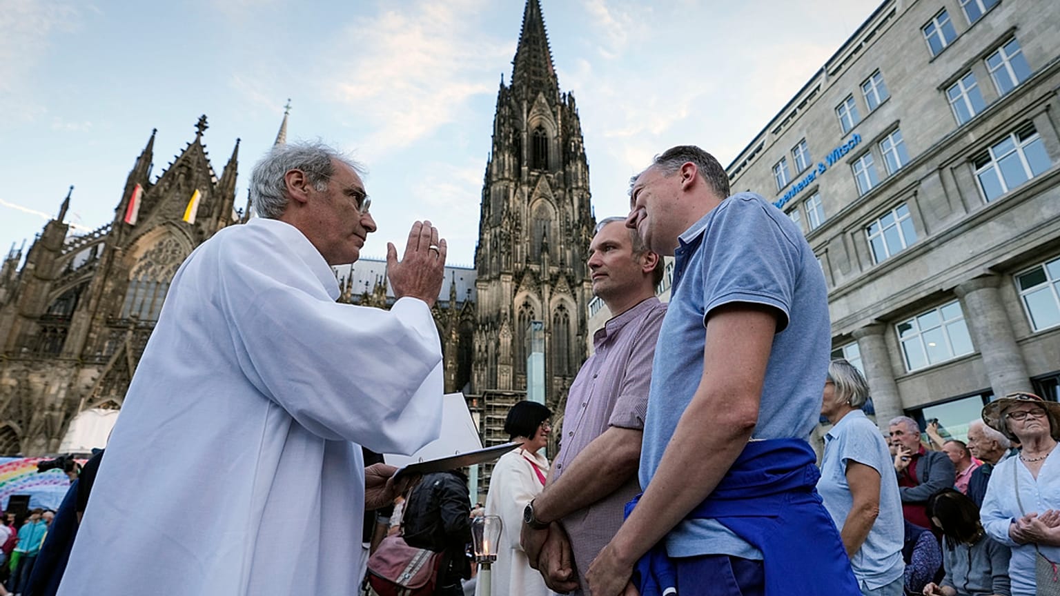 Nyilvános áldást kapott már idén szeptemberben is ez a két férfi a németországi kölni katedrális előtt