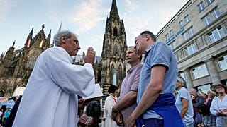 Nyilvános áldást kapott már idén szeptemberben is ez a két férfi a németországi kölni katedrális előtt