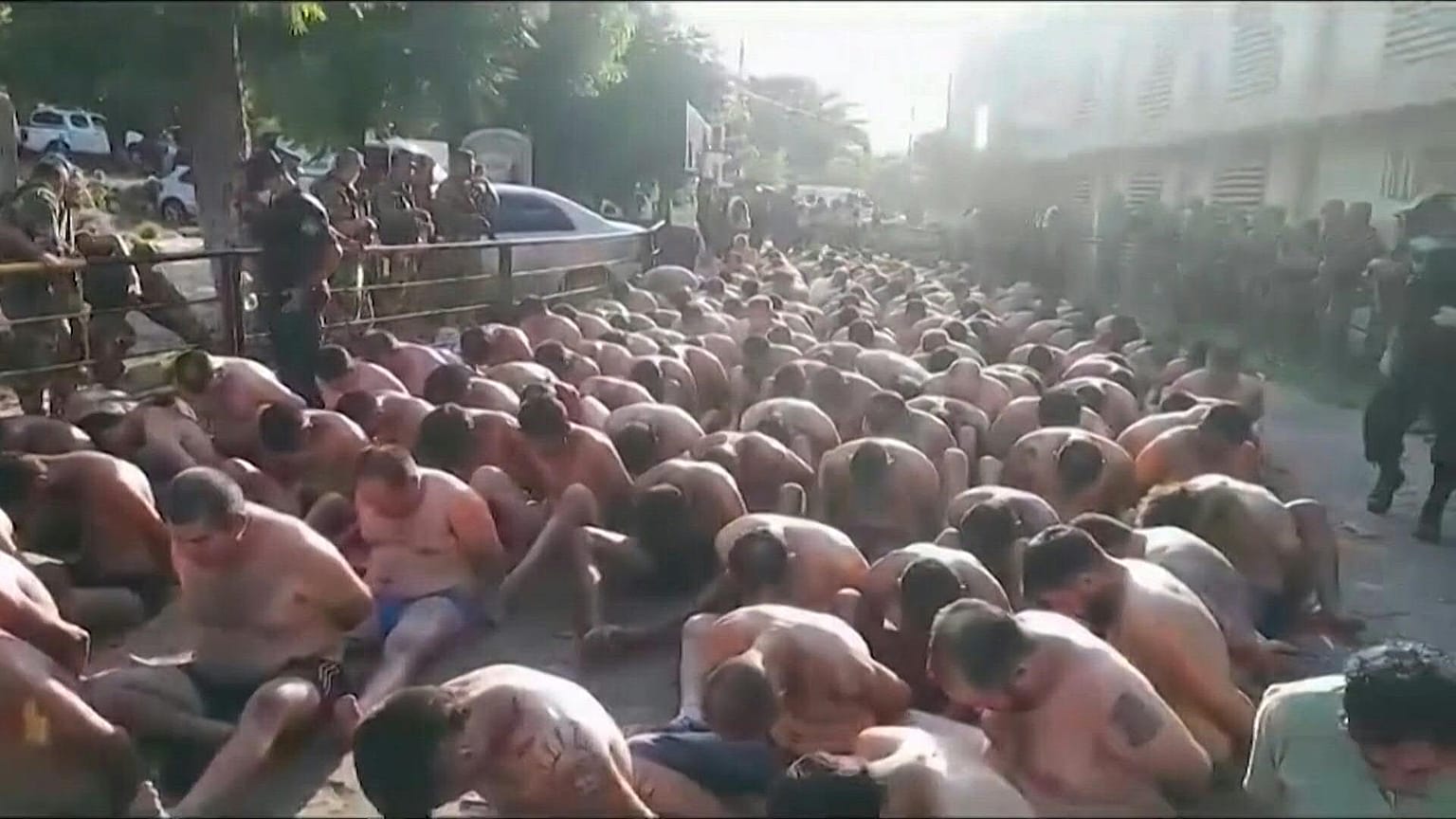 شرطة باراغواي تنفذ عملية لاستعادة السيطرة على سجن تاكومبو في العاصمة أسونسيون