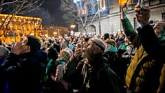 Mt Rufen und Pfiffen demonstrierten Menschen in Belgrad gegen die mutmaßliche Wahlmanipulation.