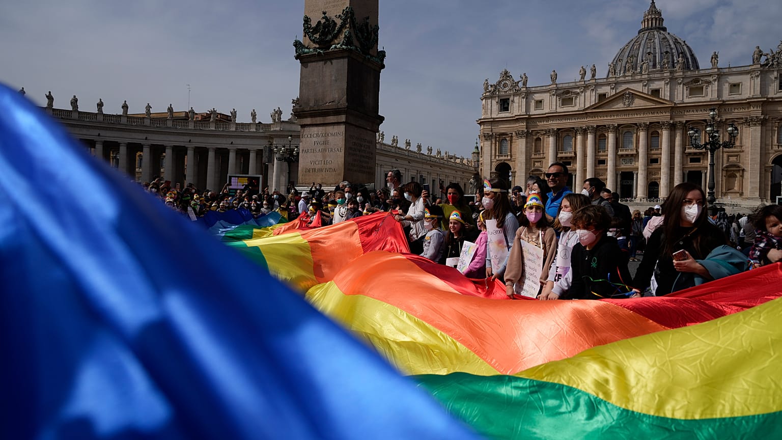 Die Regenbogenfahne auf dem Petersplatz 