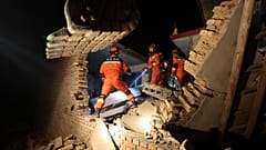 Rettungskräfte suchen nach Verschütteten. 