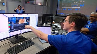 Personal de la NASA examina las imágenes, el 11 de diciembre de 2023.