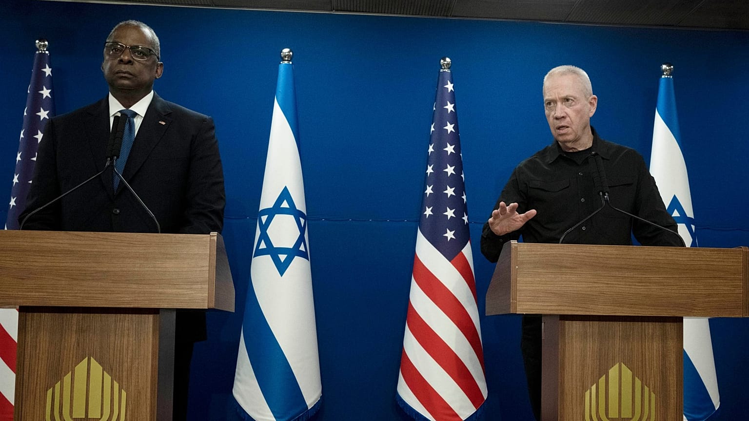 İsrail Savunma Bakanı Yoav Gallant (sağda), ABD Savunma Bakanı Lloyd Austin ile Tel Aviv'de düzenlenen ortak basın toplantısında konuşurken