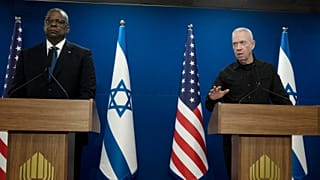 İsrail Savunma Bakanı Yoav Gallant (sağda), ABD Savunma Bakanı Lloyd Austin ile Tel Aviv'de düzenlenen ortak basın toplantısında konuşurken