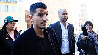 المدافع الجزائري يوسف عطال يصل إلى محكمة نيس في جنوب فرنسا