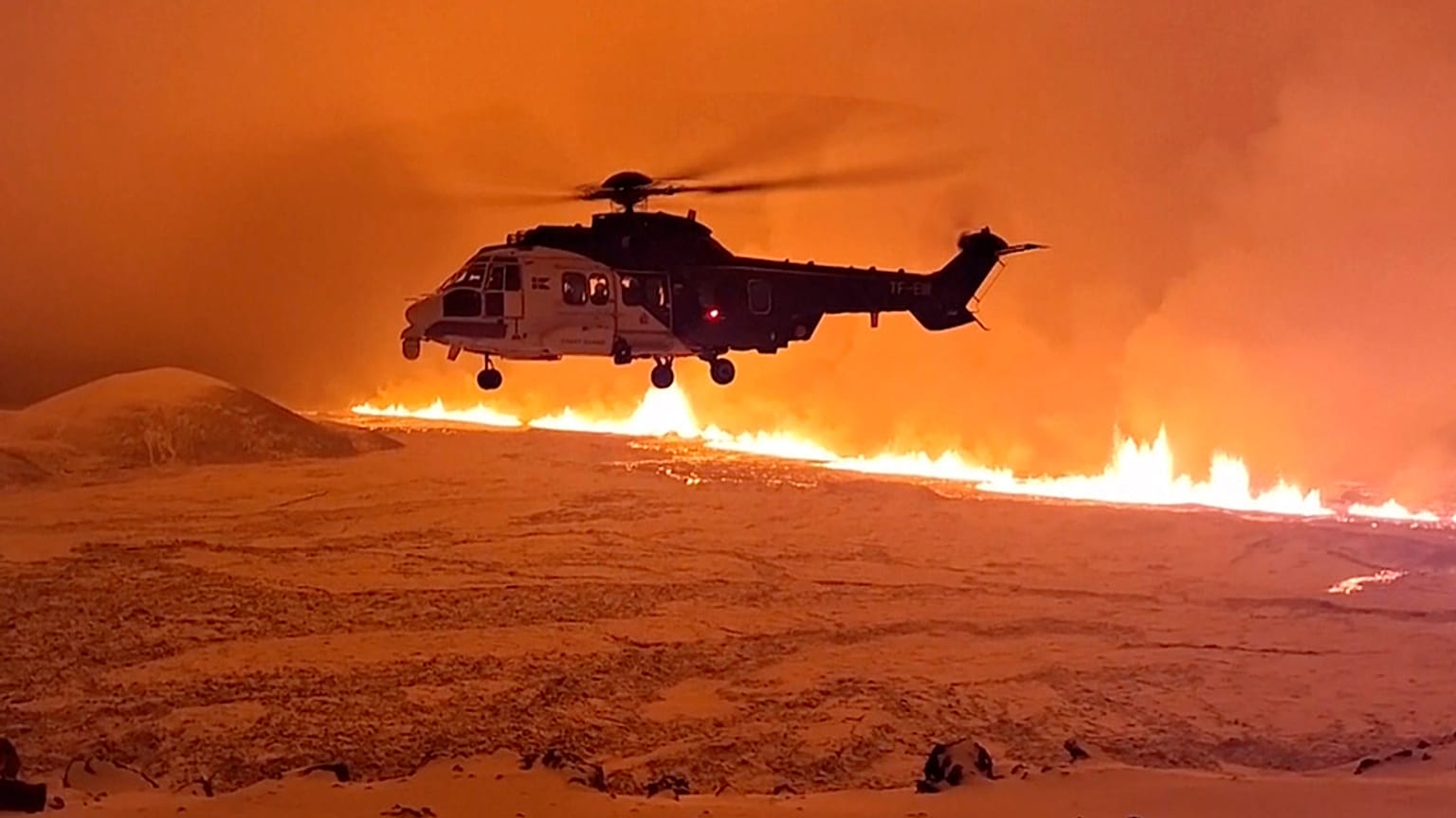 La erupción de fondo, en Grindavik, Islandia, el lunes 18 de diciembre de 2023.