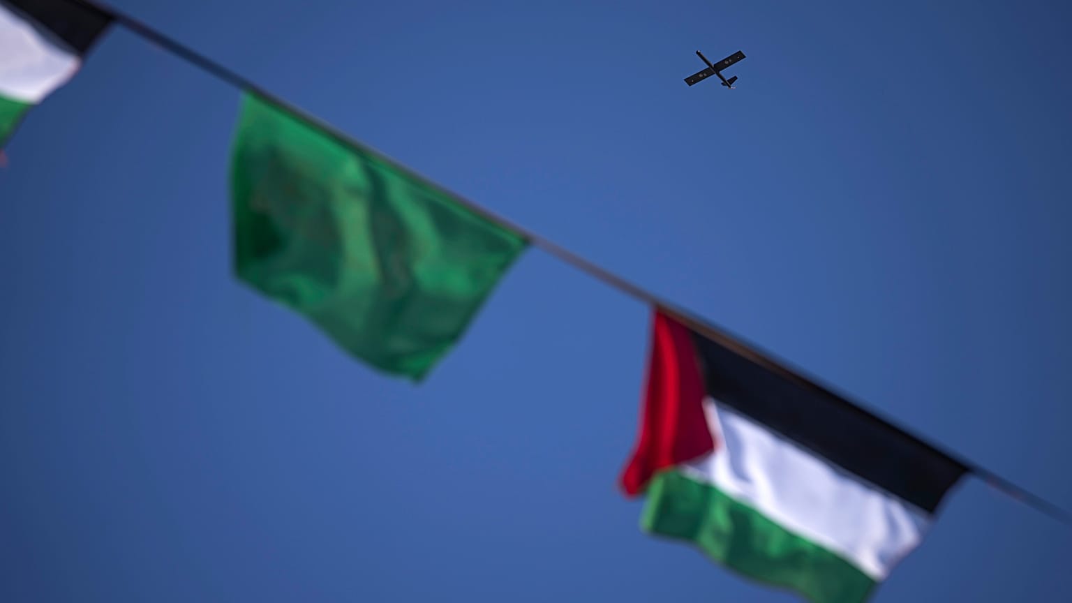 طائرة بدون طيار تابعة لكتائب عز الدين القسام، تؤدي عرضًا خلال مسيرة نظمت بمناسبة الذكرى الخامسة والثلاثين لتأسيس حركة حماس في مدينة غزة