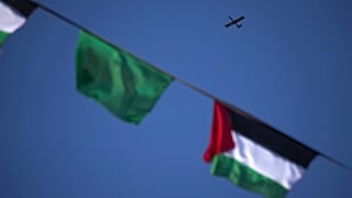 طائرة بدون طيار تابعة لكتائب عز الدين القسام، تؤدي عرضًا خلال مسيرة نظمت بمناسبة الذكرى الخامسة والثلاثين لتأسيس حركة حماس في مدينة غزة