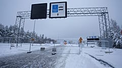 Пустая дорога, ведущая к пограничному пункту Ваалимаа, декабрь 2023 года. 
