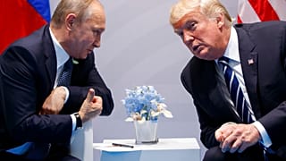  US-Präsident Donald Trump trifft den russischen Präsidenten Wladimir Putin auf dem G-20-Gipfel am 7. Juli 2017 in Hamburg.