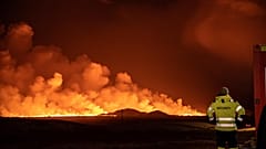 شوهد ثوران بركاني، يحول السماء إلى اللون البرتقالي، في غريندافيك في شبه جزيرة ريكيانيس في أيسلندا