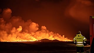 شوهد ثوران بركاني، يحول السماء إلى اللون البرتقالي، في غريندافيك في شبه جزيرة ريكيانيس في أيسلندا