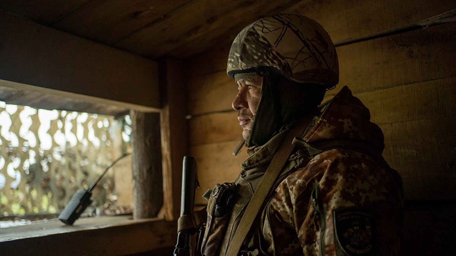 Ivan Kravchenko, un soldat des gardes-frontières de l'État, monte la garde pour surveiller les positions russes dans la région de Sumy, en Ukraine, le 24 novembre.