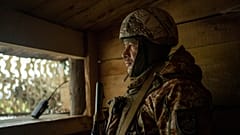 Ivan Kravchenko, un soldat des gardes-frontières de l'État, monte la garde pour surveiller les positions russes dans la région de Sumy, en Ukraine, le 24 novembre.