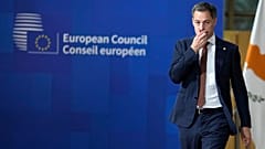 Der belgische Ministerpräsident Alexander De Croo trifft zu einem EU-Gipfel im Gebäude des Europäischen Rates in Brüssel ein, Freitag, 27. Oktober 2023