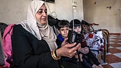 سيدة فلسطينية تستمع إلى الراديو في منزلها برفح جنوب قطاع غزة في 19 ديسمبر 2023.
