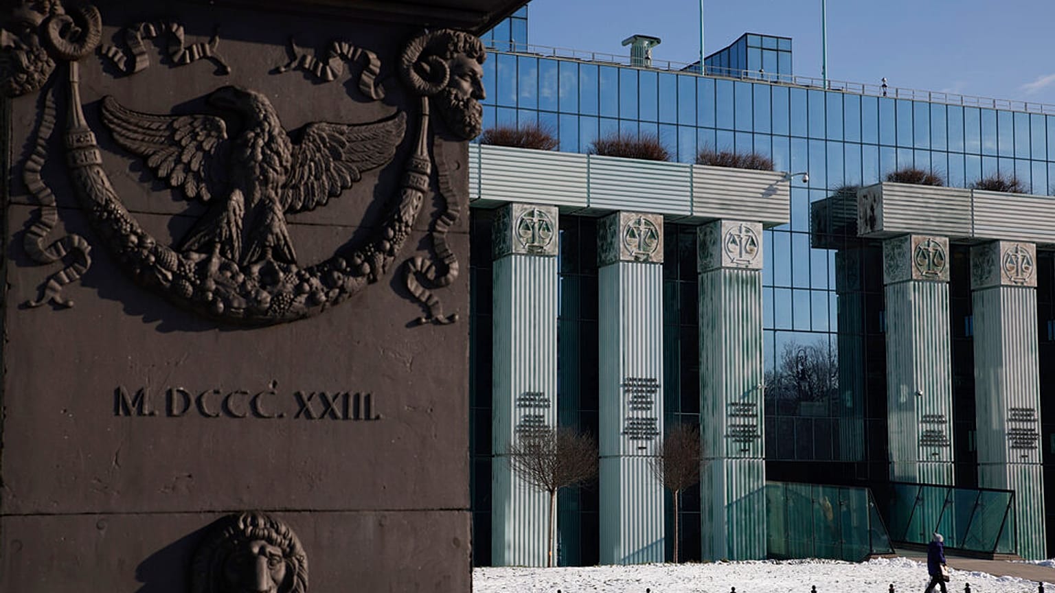 Una mujer camina frente al edificio de la Corte Suprema de Polonia en Varsovia, Polonia, el jueves 2 de febrero de2023
