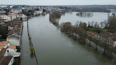Вода отступает медленно