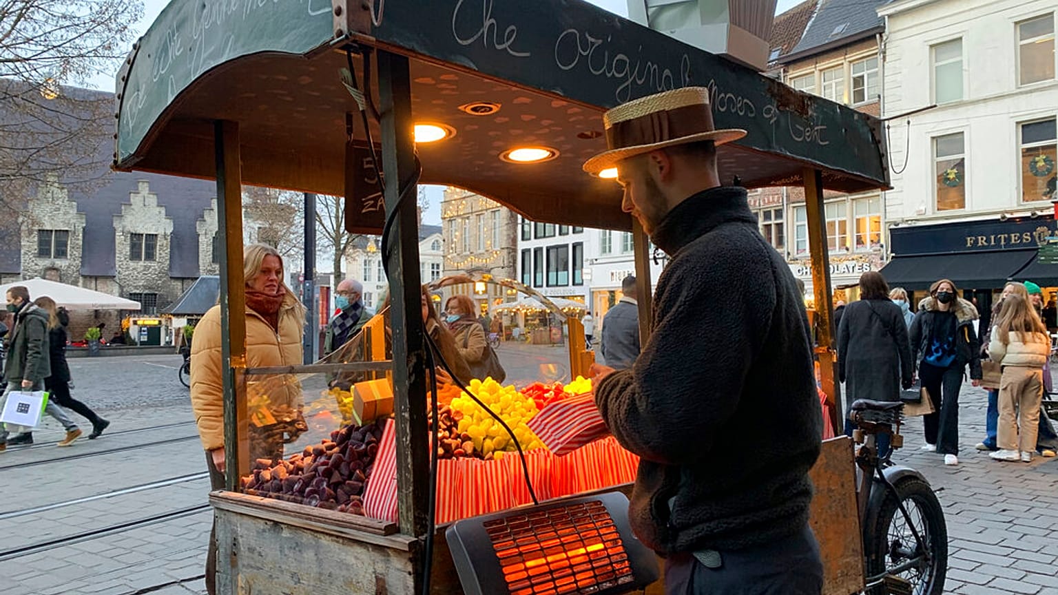 Belçika'nın Gent kentinde bir sokak satıcısı (arşiv)