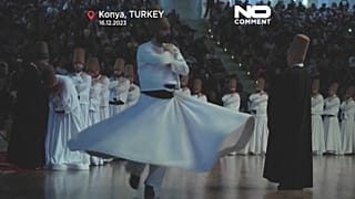 Bailarines turcos homenajean a la muerte de Rumi en el festival Sebi-i Arus, el 17 de diciembre de 2023.