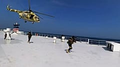 صورة تظهر الحوثيين وهم على متن سفينة الشحن جالاكسي ليدر يوم الأحد 19 نوفمبر 2023.