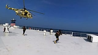صورة تظهر الحوثيين وهم على متن سفينة الشحن جالاكسي ليدر يوم الأحد 19 نوفمبر 2023.