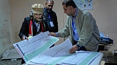 مسؤولو الانتخابات يفرزون النتائج بعد إغلاق صناديق الاقتراع في انتخابات مجالس المحافظات في بغداد، العراق، 18 ديسمبر 2023.