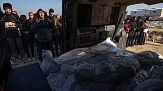 Palestinesi pregano durante il funerale dei loro parenti uccisi nei bombardamenti israeliani sulla Striscia di Gaza, in un cimitero di Rafah, nel sud di Gaza, 19 dicembre 2023