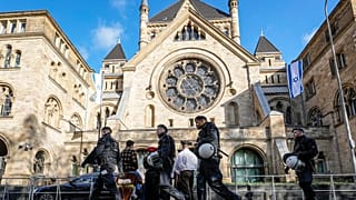 دوريات الشرطة أمام الكنيس اليهودي في كولونيا في موسم الكرنفال بشوارع كولونيا، ألمانيا، 11 نوفمبر، 2023.