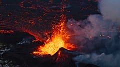 Primer plano del segmento activo septentrional de la fisura original de un volcán activo en Grindavík, en la península islandesa de Reykjanes, el 19 de diciembre de 2023.