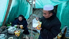 Los residentes desayunan en una tienda de campaña improvisada en la aldea de Yangwa, en la provincia de Gansu, en el noroeste de China, el miércoles 20 de diciembre de 2023.