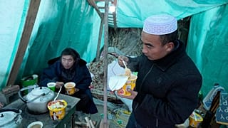 Los residentes desayunan en una tienda de campaña improvisada en la aldea de Yangwa, en la provincia de Gansu, en el noroeste de China, el miércoles 20 de diciembre de 2023.