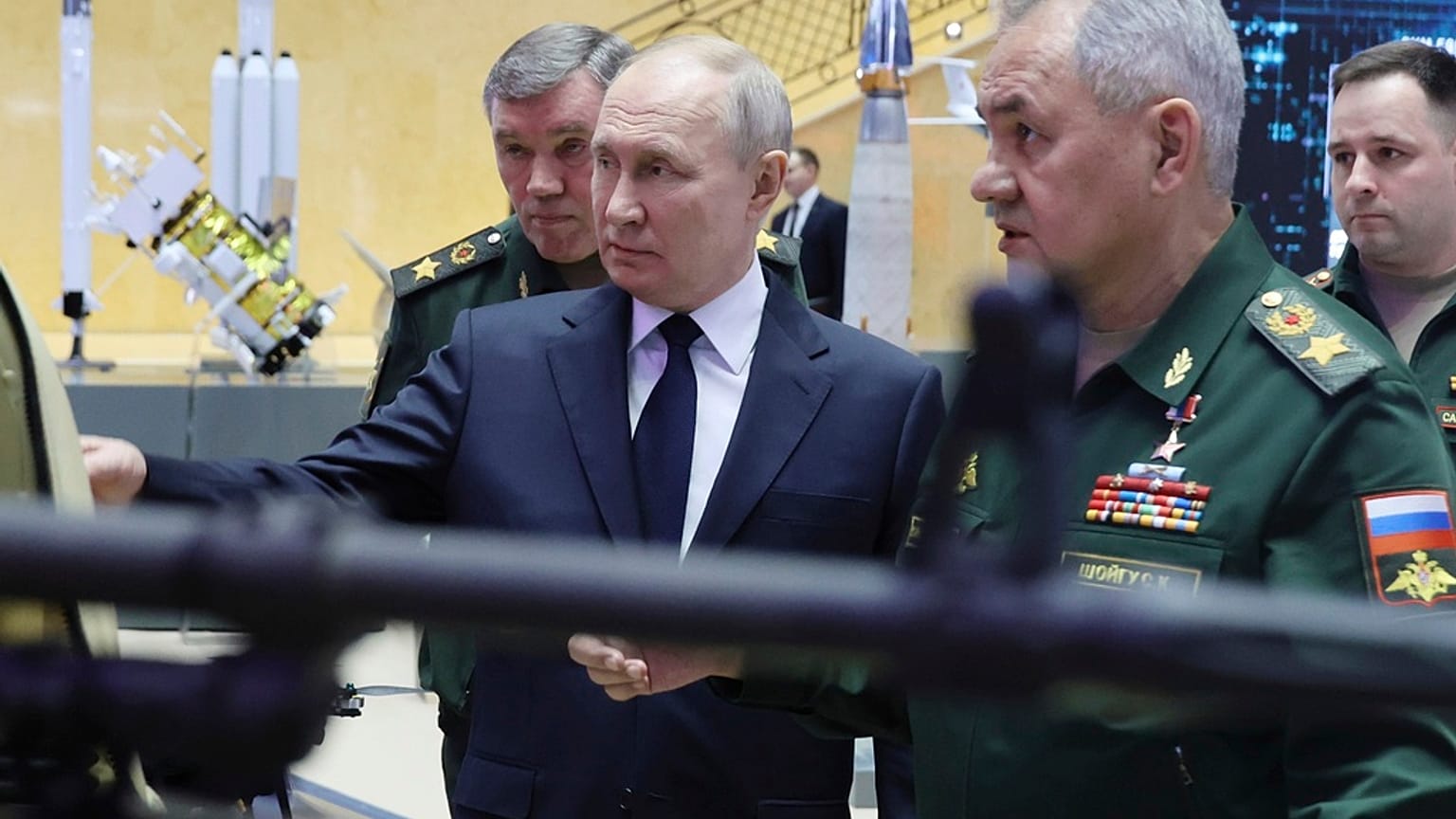 El presidente ruso, Vladímir Putin, en el centro, el jefe del Estado Mayor ruso, el general Gerasimov, a la izquierda, y el ministro de Defensa ruso, Shoigu, a la derecha.