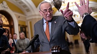 Chuck Schumer traf sich mit Reportern, während die von Präsident Joe Biden geforderte milliardenschwere Militärhilfe für die Ukraine verhandelt wurde. 