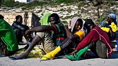 Migrantes sentados en la isla de Lampedusa, Italia, el viernes 15 de septiembre de 2023.