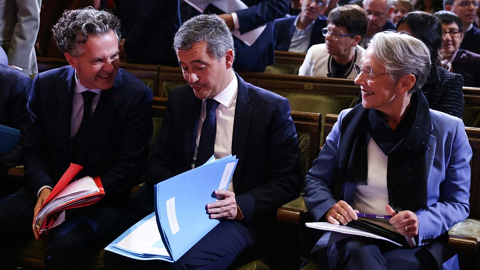 الیزابت بورن، نخست وزیر، (سمت راست)، ژرالد دارمنن، وزیر کشور فرانسه (وسط) و کریستوف بشو، وزیر انتقال اکولوژیکی (سمت چپ)