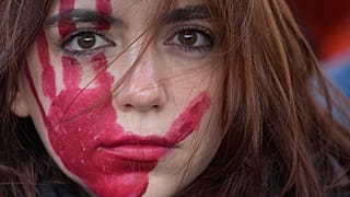 İtalya'da Kadına Yönelik Şiddete Karşı Uluslararası Mücadele Günü gösterisine katılan bir kadın (arşiv)