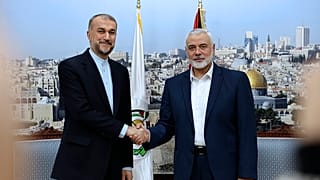 El ministro de Relaciones Exteriores de Irán, Hossein Amirabdollahian, le da la mano al jefe de Hamas, Ismail Haniyeh, durante su reunión en Doha, Qatar, el 20 de diciembre de