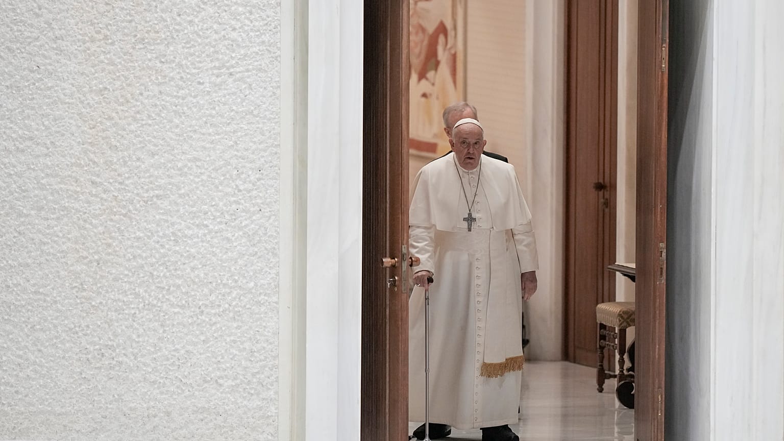 Papa Francesco arriva per l'udienza generale settimanale nell'Aula Paolo VI, in Vaticano, mercoledì 20 dicembre 2023