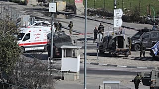 قوات إسرائيلية تطوق المنطقة التي أطلق فيها الجنود النار على سائق فلسطيني