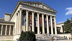 A Renoir-kiállítás megnyitásakor még nyárias ruhában érkeztek a látogatók - Szépművészeti Múzeum
