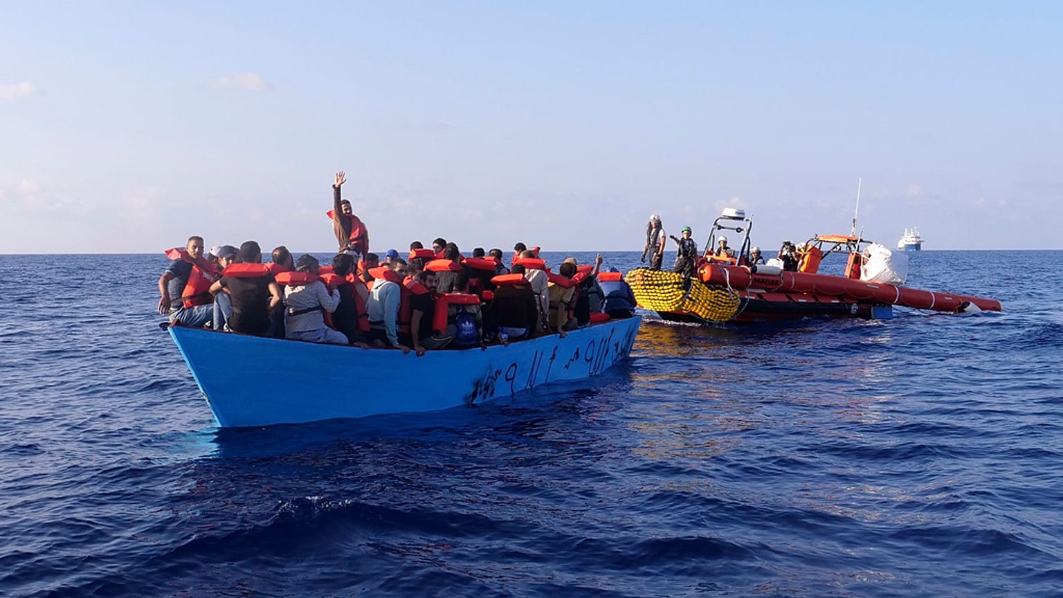 مهاجرون غادروا ليبيا في اتجاه أوروبا،عبر البحر الأبيض المتوسط، الجمعة، 6 أكتوبر/تشرين الأول 2023. 