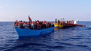 مهاجرون غادروا ليبيا في اتجاه أوروبا،عبر البحر الأبيض المتوسط، الجمعة، 6 أكتوبر/تشرين الأول 2023. 