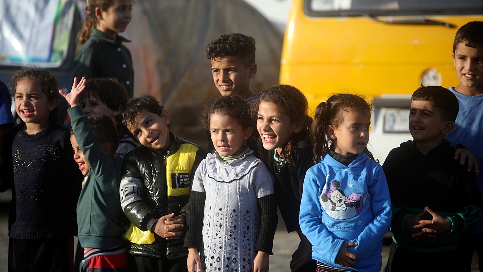 أطفال فلسطينيون نازحون يقيمون في مدرسة تابعة للأمم المتحدة في مخيم رفح للاجئين، جنوب قطاع غزة