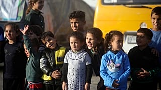 أطفال فلسطينيون نازحون يقيمون في مدرسة تابعة للأمم المتحدة في مخيم رفح للاجئين، جنوب قطاع غزة
