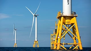 ثلاث توربينات رياح من مشروع Deepwater Wind لشركة R.I Ørsted U.S. Offshore Wind