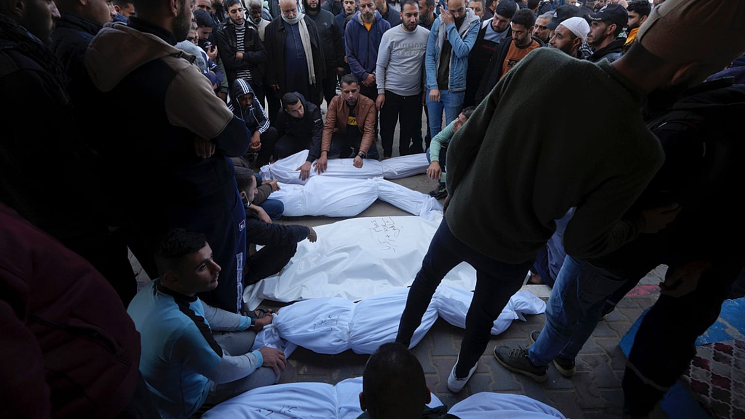 Decenas de palestinos lloran a sus familiares muertos en el bombardeo israelí de la localidad de Deir Al-Balah, en la Franja de Gaza, el miércoles 20 de diciembre de 2023.